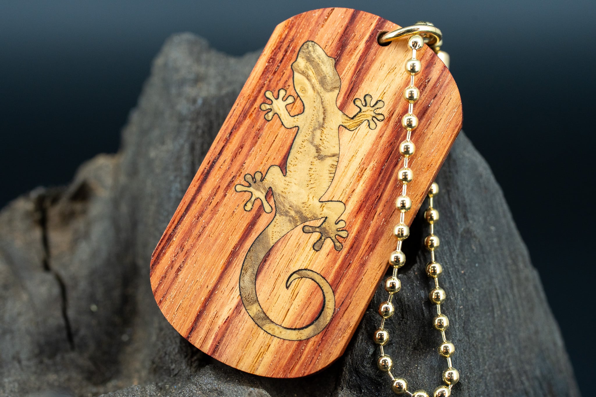【 木材の女王】チューリップウッド ドッグタグ 木象嵌 木登りトカゲ