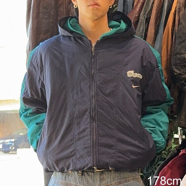 NIKE   アウター　L   刺繍