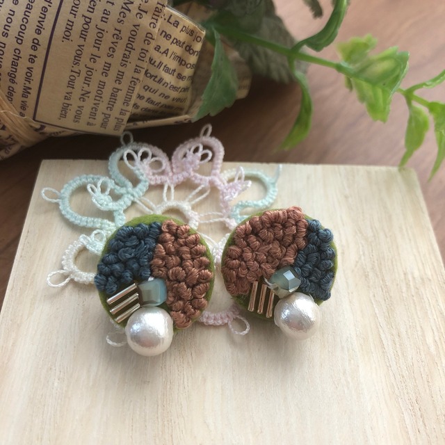 コットンパールと刺繍のピアス