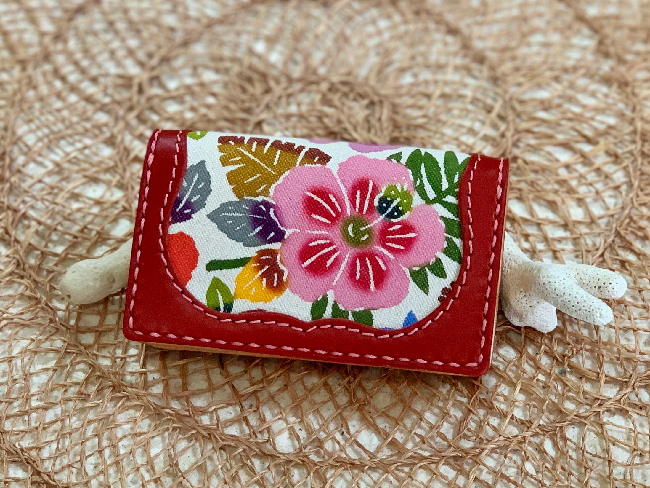 紅型カードケース （ハイビスカス柄）　　革　赤色