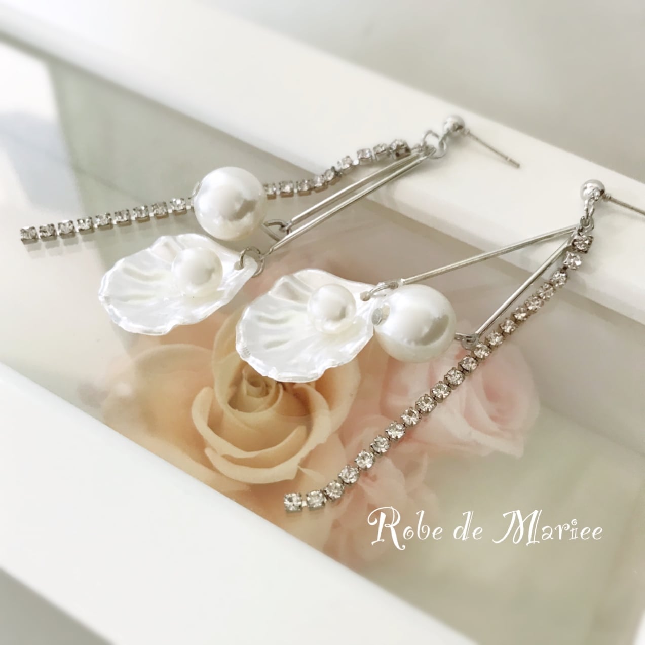 汐風に揺れるシェルピアス | ブライダルアクセサリー ローブドマリエ