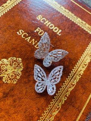 キラメキ蝶ピアス（中）Glitter butterfly earrings (middle)