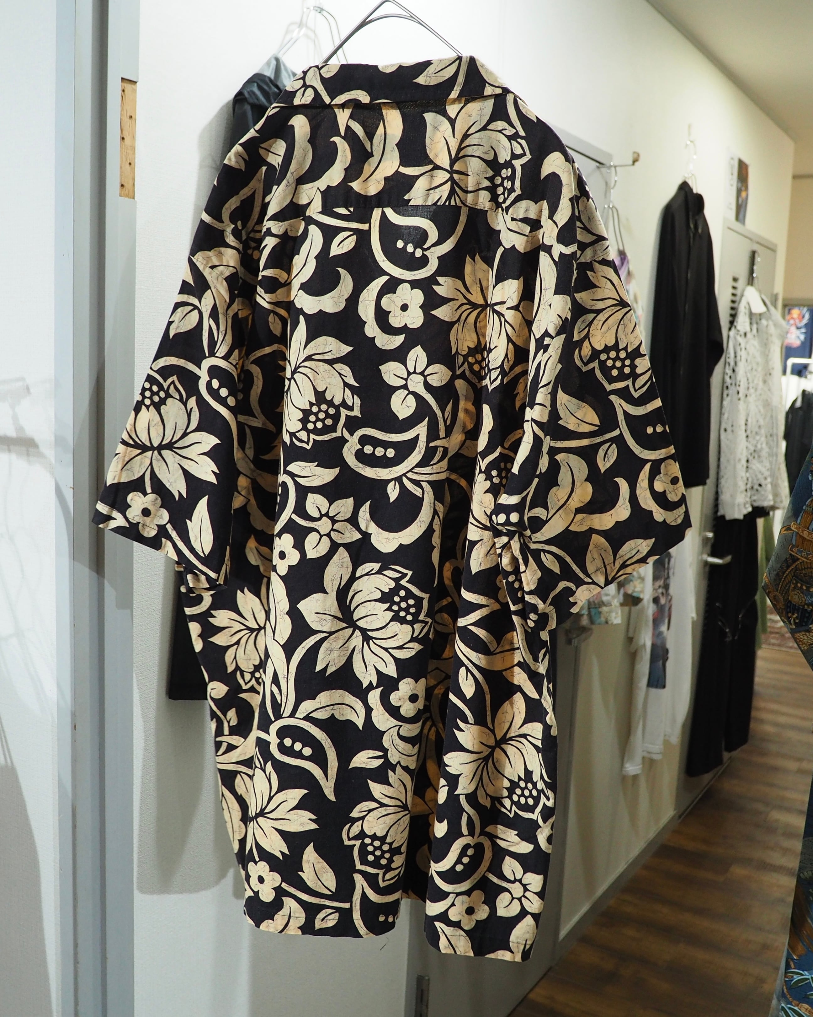 1980 - 90s Beautiful Botanical Flower All Over Pattern Vintage Open Collar SS Shirt