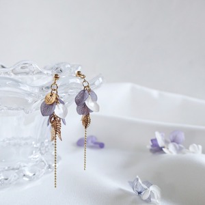 雨上がりの紫陽花とリーフチェーンピアス(金具交換できます！)