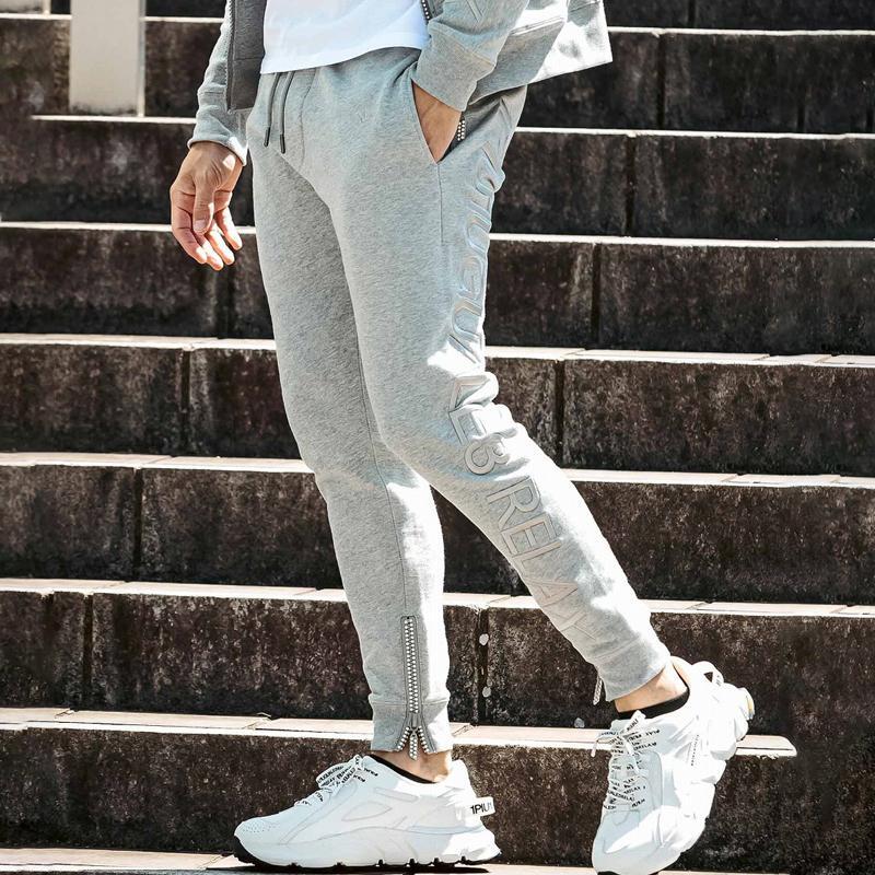 【メルカラリン様】ウノピゥウ 1PIU1UGUALE3 ロゴ総柄 白 グレー S 1PIU1UGUALE3 RELAX(ウノピゥウノウグァーレトレ リラックス