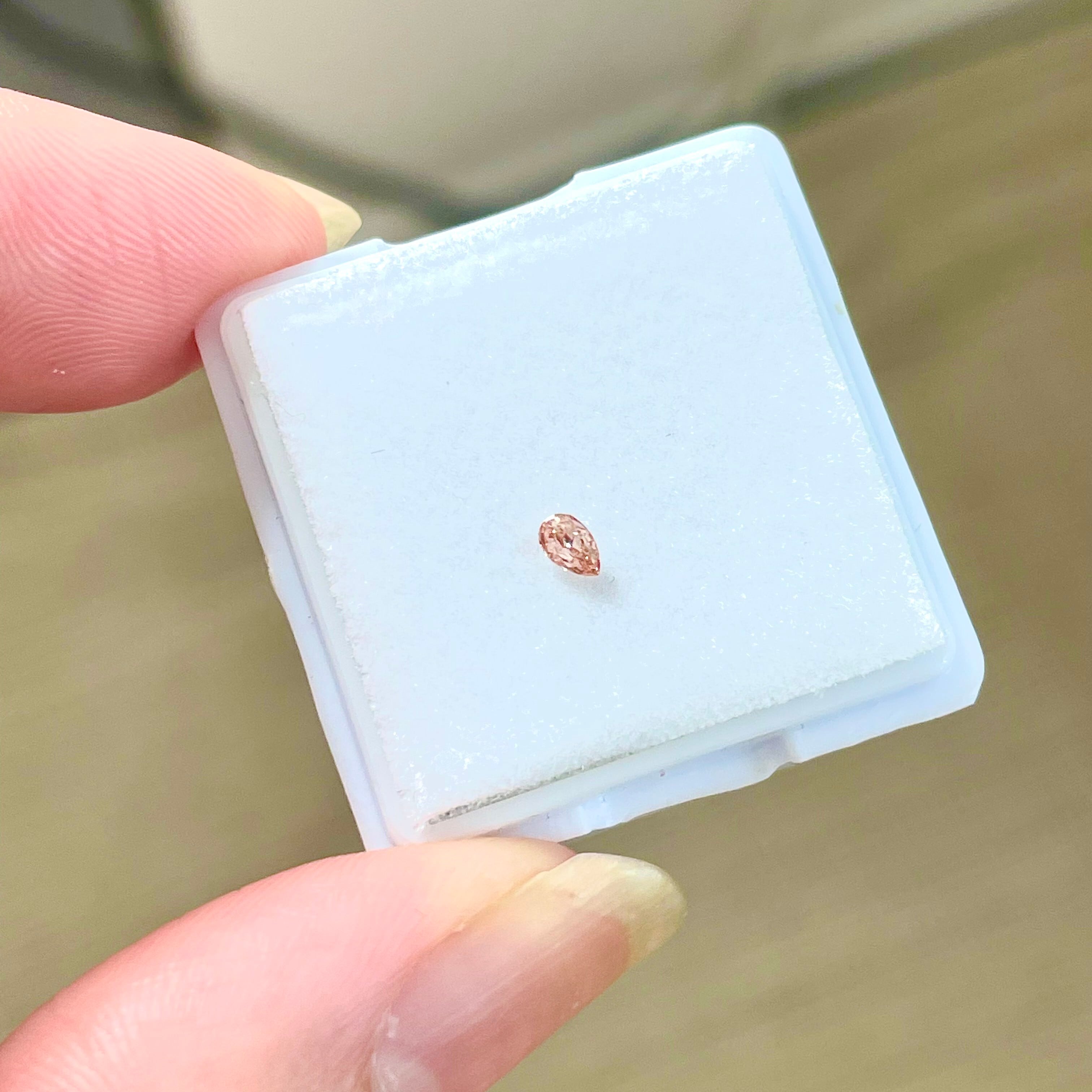 【希少】 Fancy Orangy Pink 0.057ct ペアシェイプ 3.4mm