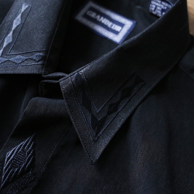 "刺繍" collar and fry-front design over silhouette mode shirt