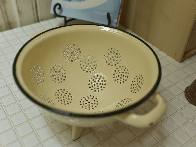 猫足がかわいいホーローのコランダー フレンチアンティーク | Petite Clé