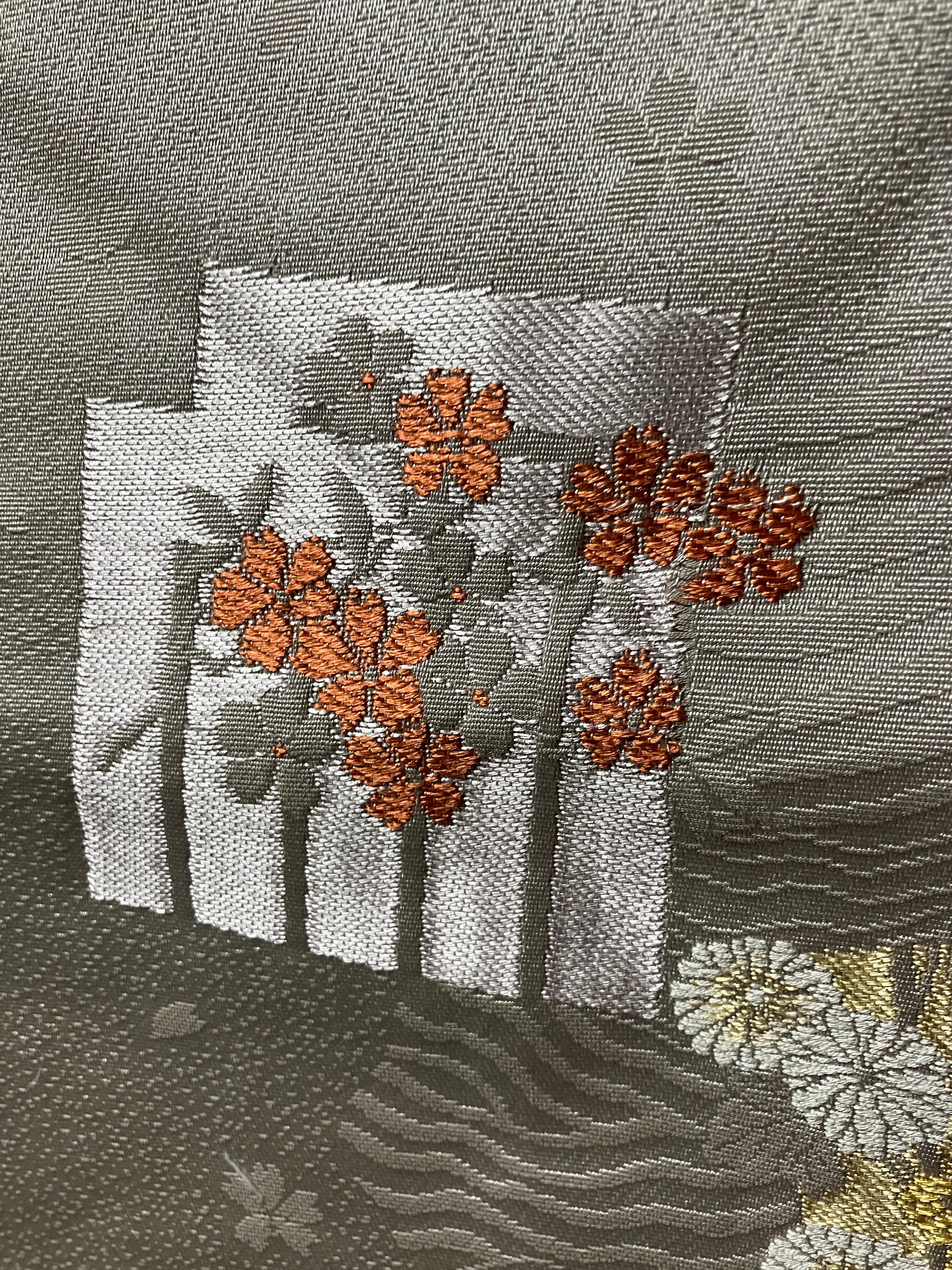 新品仕立上り織名古屋帯（うす鼠地香の図に花）