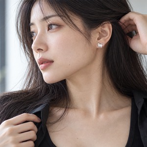 振り向きキャットシルエットステンレスピアス