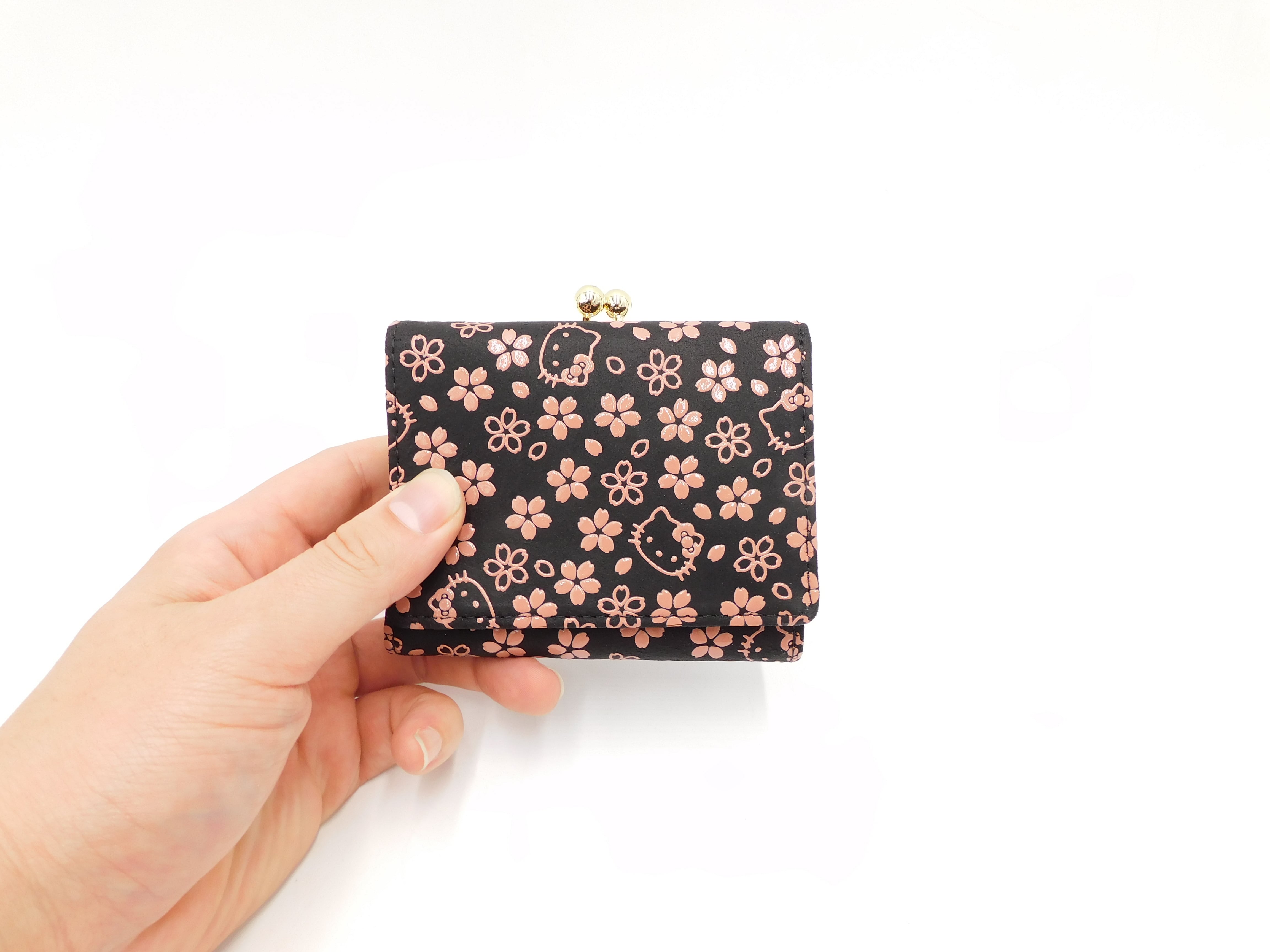 キティ印傳 がま口財布（三つ折り）黒/ピンク 桜柄 | 浅草前川印傳