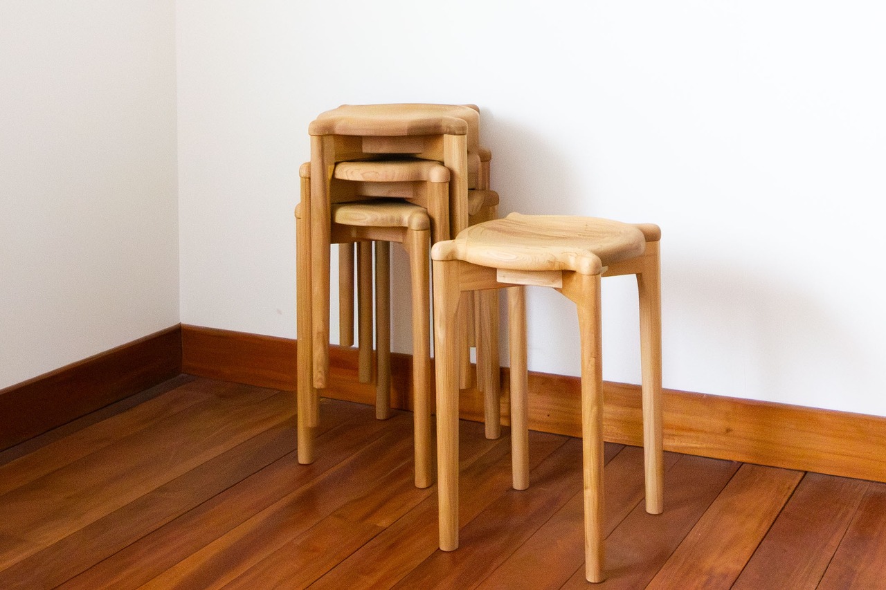 【脚カットサービス】うずまき状の座面がアクセント。スタッキングスツール。　ナラ無垢材/北海道産/スツール/脚カット