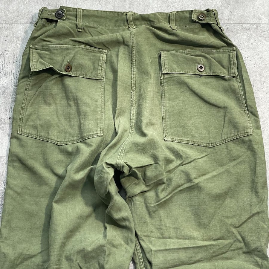 米軍OG-107ベイカーパンツの後ろ 腰の両脇のタブと後ろポケットのフラップ