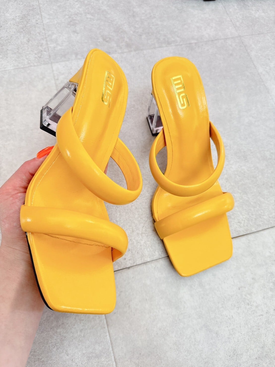 YELLO フレームデザイン ミュール 赤・黒・黄新品未使用 YELLO