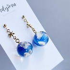 暗闇で光る✩.*˚青空をひとすくい 雲レジンの球体ピアス イヤリング　蒼のグラデーション　蓄光