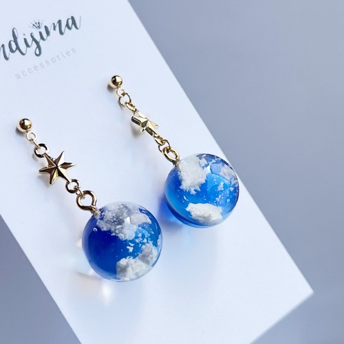 暗闇で光る✩.*˚青空をひとすくい 雲レジンの球体ピアス イヤリング　蒼のグラデーション　蓄光