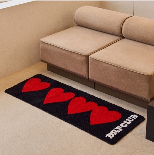 【dr】cozyラグマット 140X50cm [HEART PARADE BLACK]