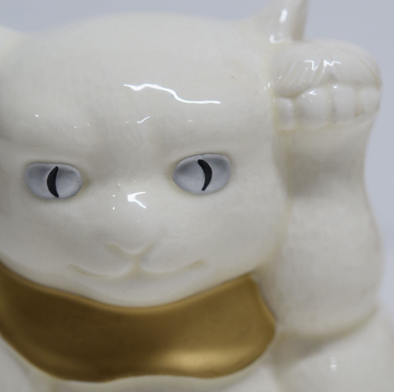 尾関孝之作 白い招き猫 銀座陶雅堂扱い 金銀彩 昭和レトロ | 一丁目