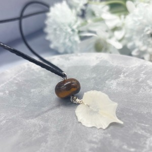 チョウザメ鱗ネックレス