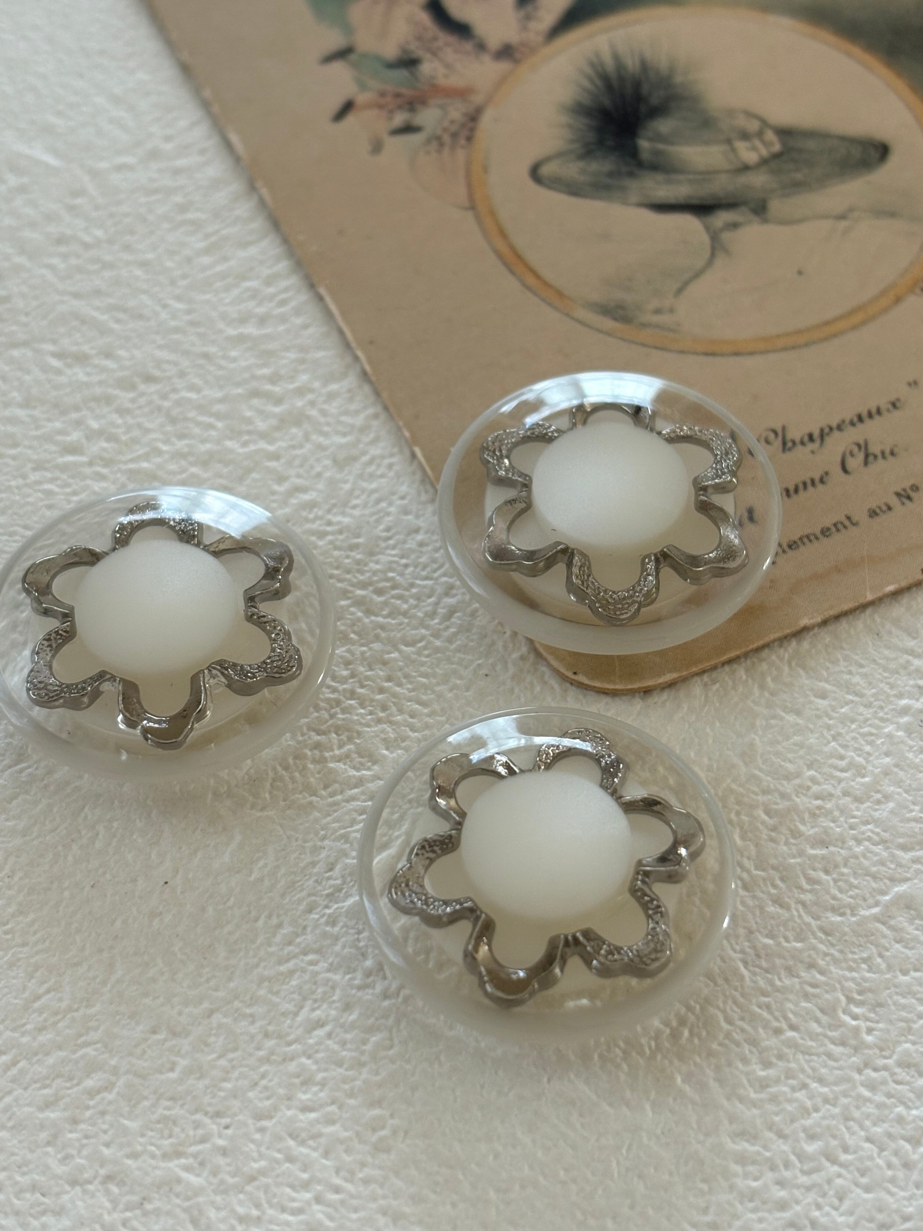 24mm Japanese ヴィンテージボタン ホワイト×シルバー×クリア フラワー レトロ アクセサリーパーツ 装飾材 カルトナージュ
