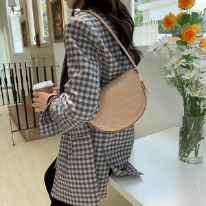 セミサークルフラップバッグ