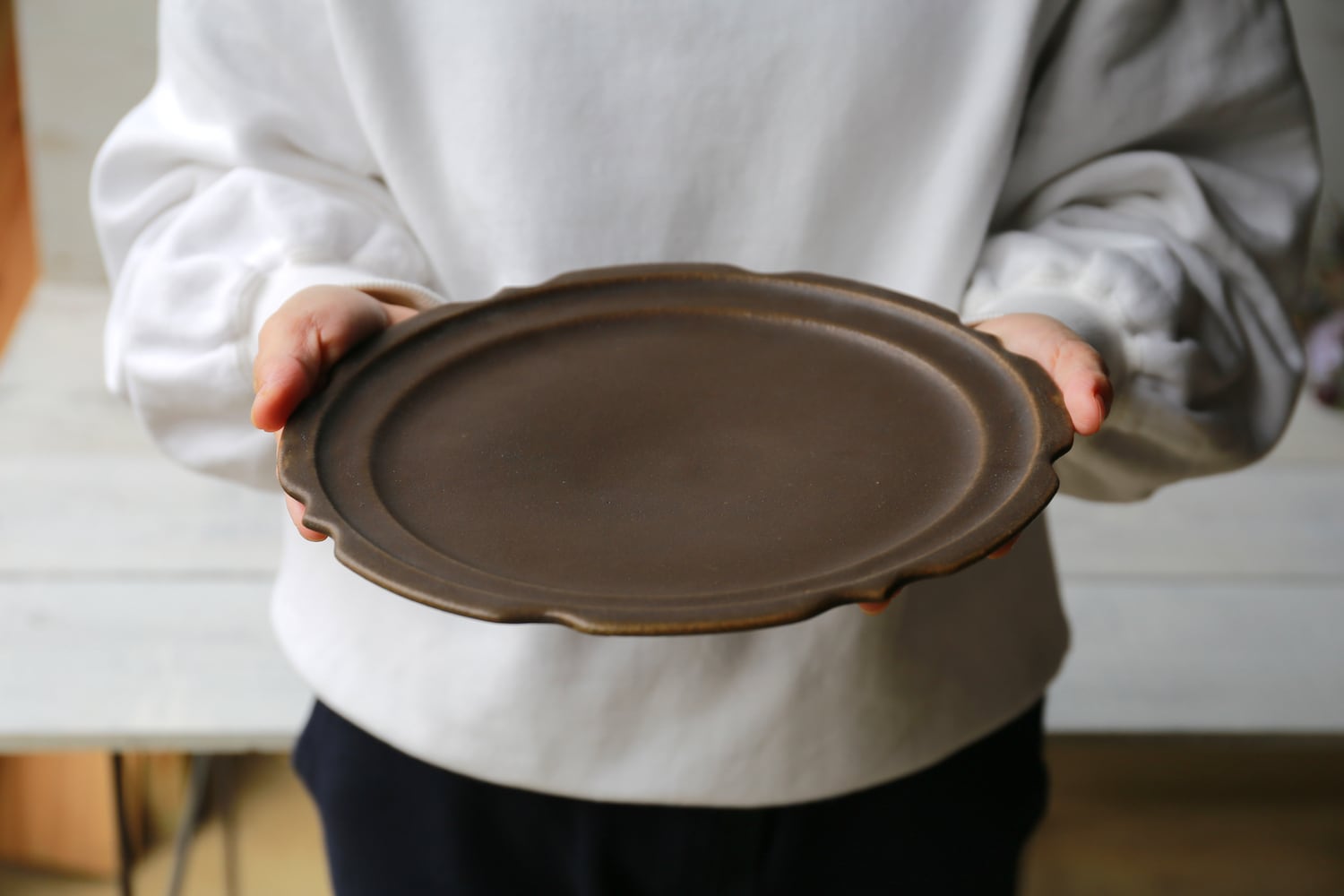 古谷式陶所 古谷浩一 サビ釉 彫刻皿8寸 6枚セット 古谷 浩一］彫刻皿 ／8寸（錆釉） | UTSUWA KESHIKI