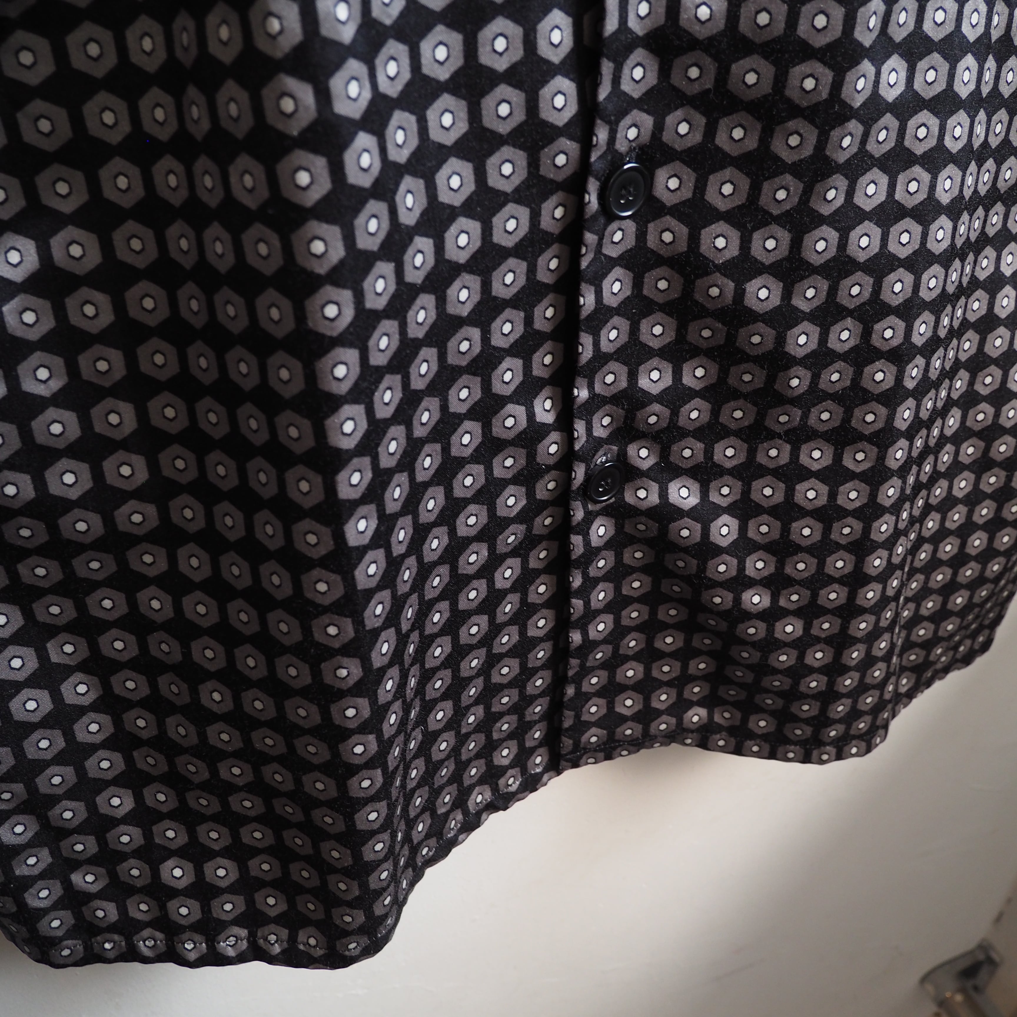 ” 超光沢 ” Geometric Dot pattern Design Drape loose Box silhouette shirt