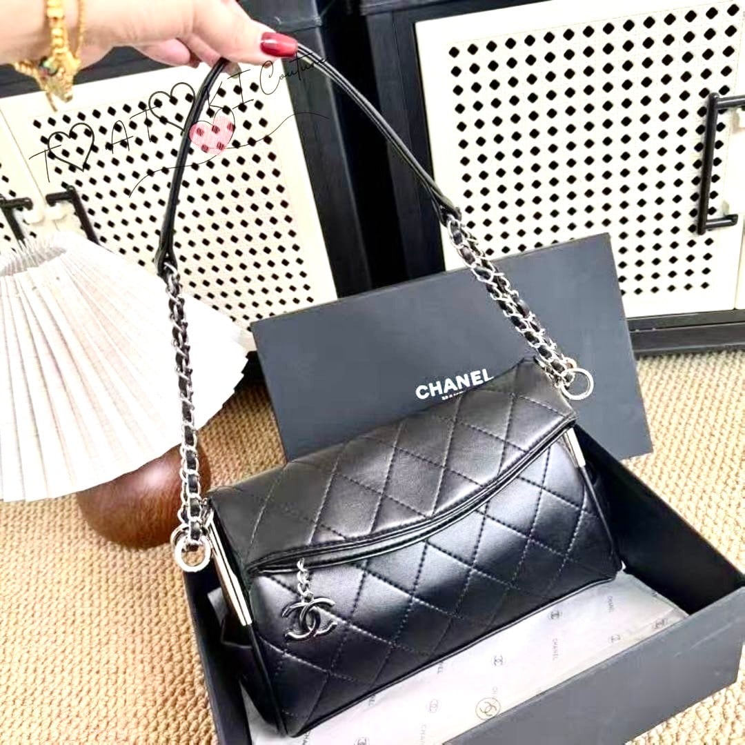 ノベルティ】New✨️♡CHANEL♡ ブラックチェーンウォレット | T♡AT