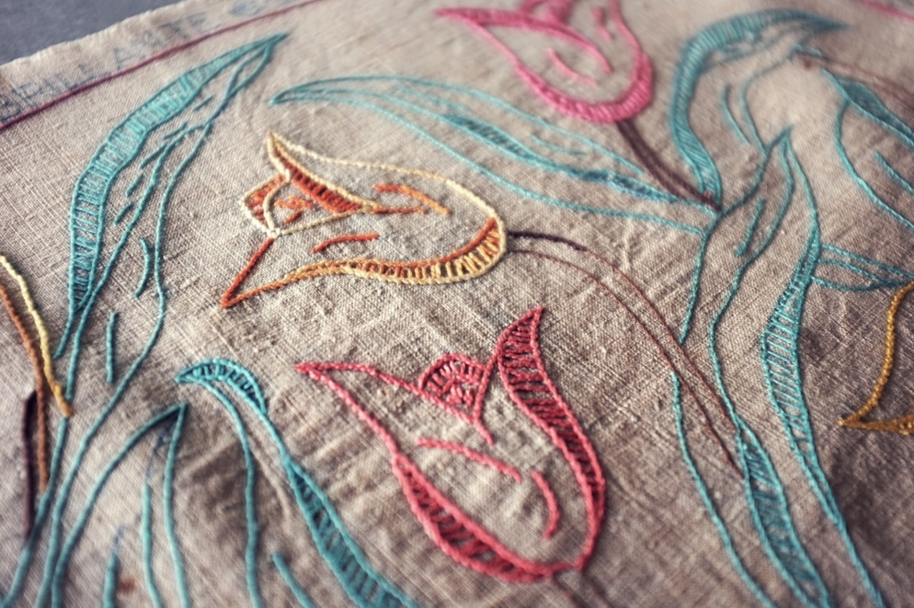 フランス 48c リネン 円宇宙に蠢くチューリップたちと刺繍クロス アンティーク