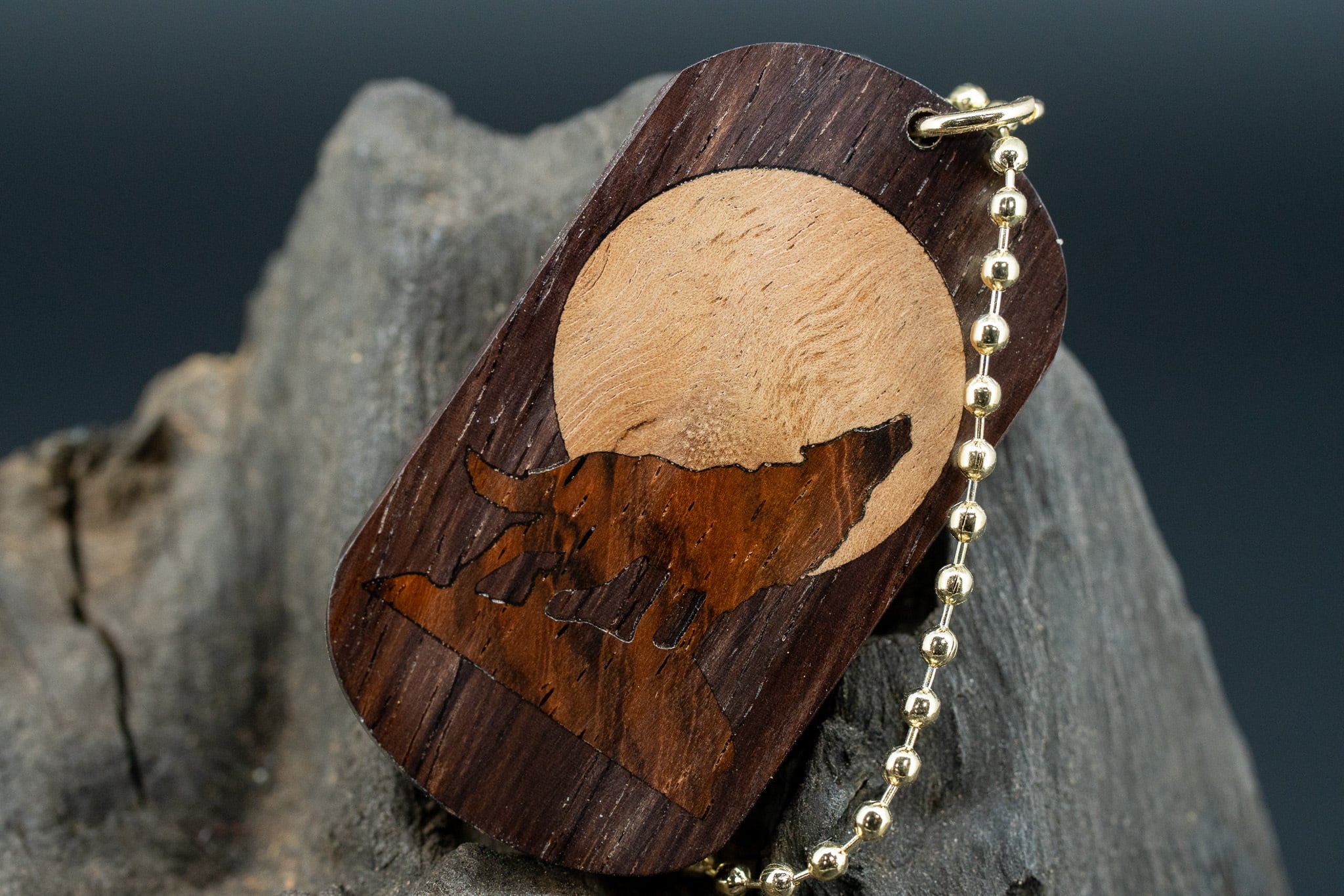 【唐木三大銘木】 紫檀 (ソノケリン) ドッグタグ 象嵌 月と狼