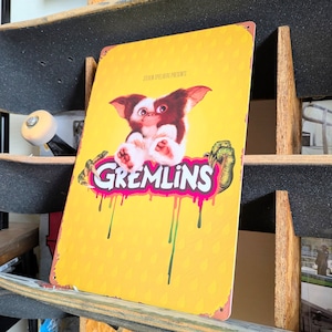 ♧送料無料!ちょうどいいブリキ看板【 Gremlins ( グレムリン ) )】ギズモ / METAL SIGN / メタルサイン / ブリキ看板 / サインボード / ビンテージ加工 〚アメリカン雑貨 アメトイ〛