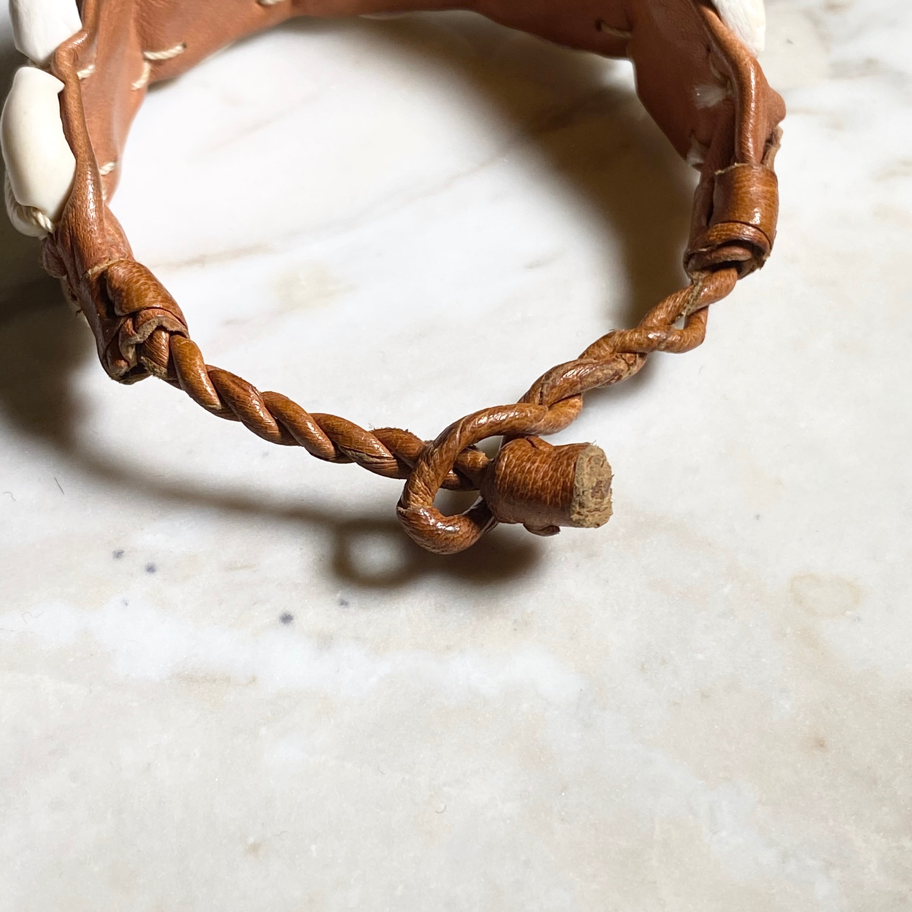 MAISON MARTIN MARGIELA leather bracelet with coquillage | NOIR ONLINE