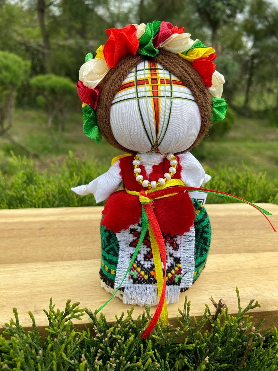 ブータン雑貨　刺繍タンカ　グルリンポチェ　92×158cm UA.Designer手作りモタンカ 14cm（ウクライナの御守り）スタンド付き