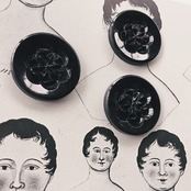 フランス 1900s 2.7c 幾何学の黒花とgalalithe製ボタンセットk アンティーク