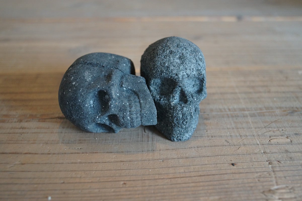 燃えるガイコツ 「炎の骨っつぁん」 2個セット 骸骨炭 スカル炭