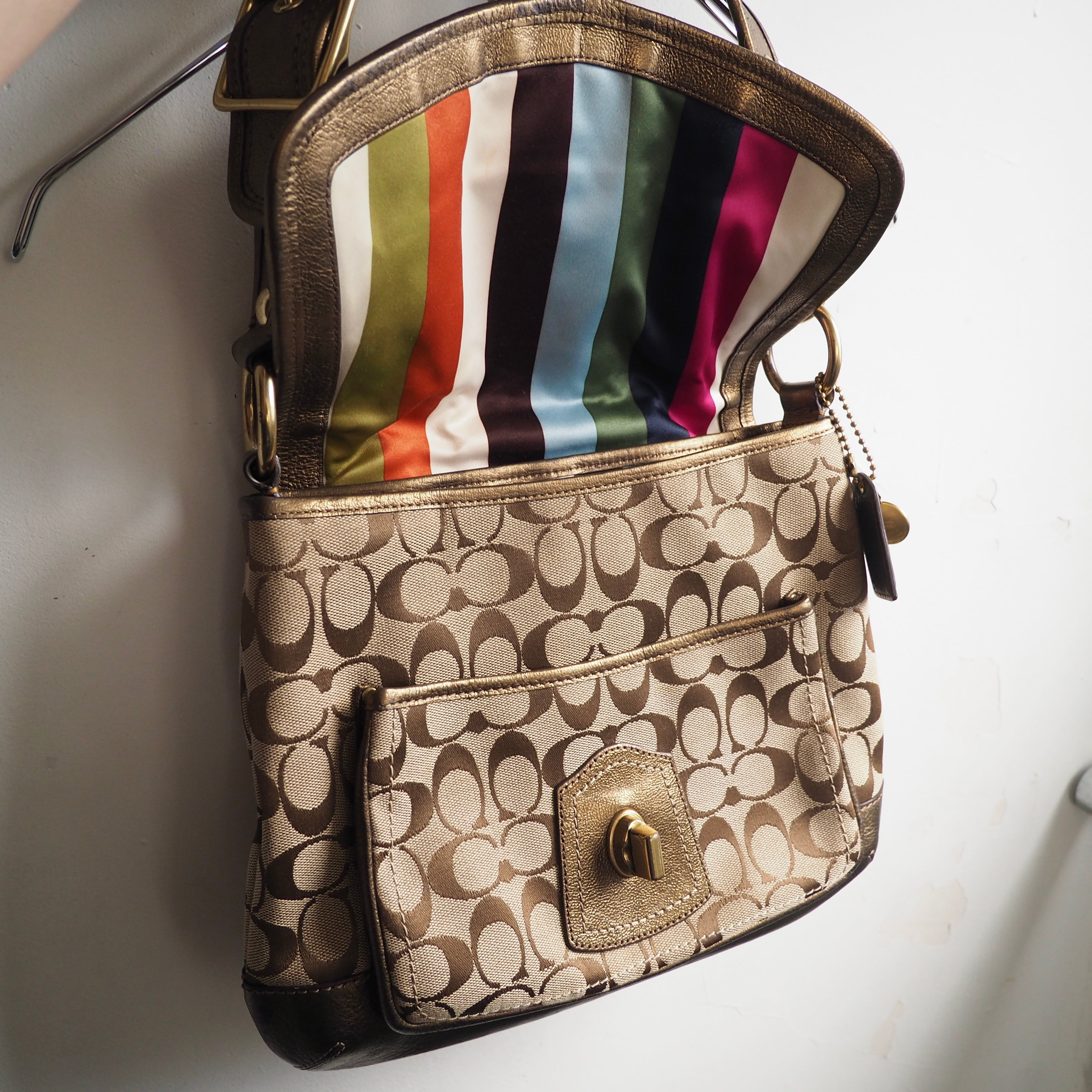 Coach ” Gold paint coating × signature textile Hand Bag | 古着屋 結々