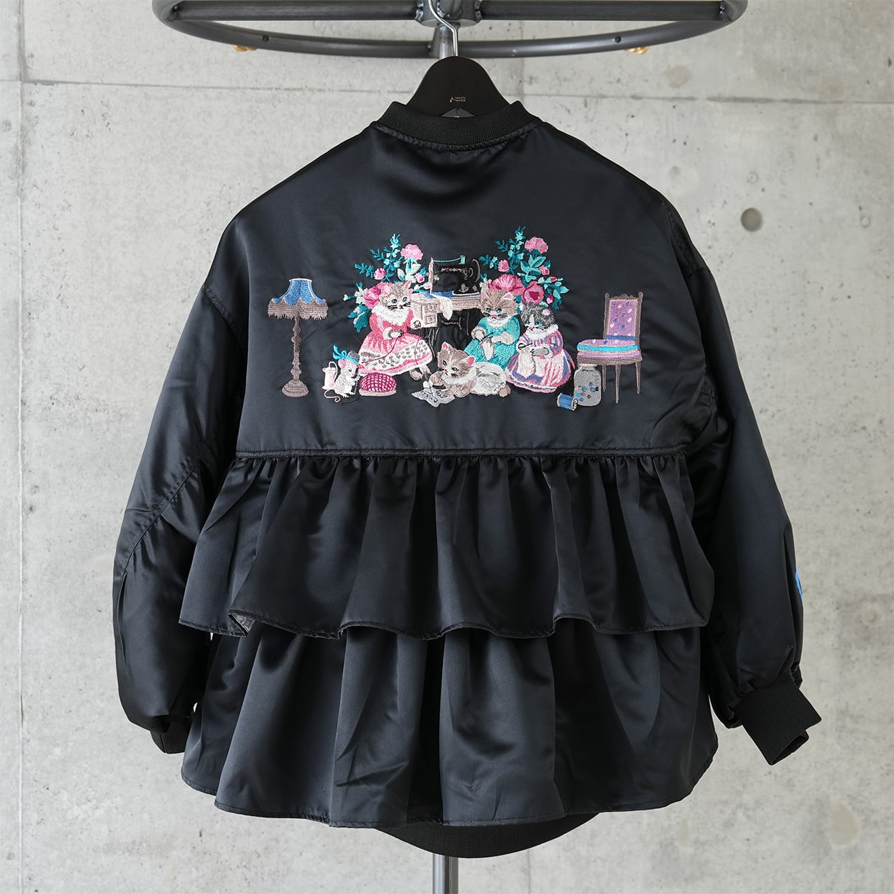 PUTUMAYO　テーラード・コットンジャケット（ブラック系・エンブレム刺繍） 刺繍フリルジャケット“Crafting Cats” (Black) | tamaobazaaar