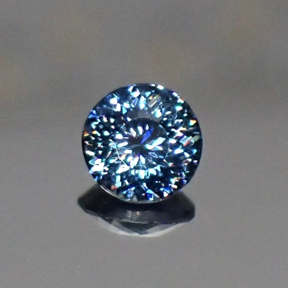 【Bright Brilliant Cut™️ “145 Facets” 】光が揺れる、深い静寂 0.53ct 天然サファイア