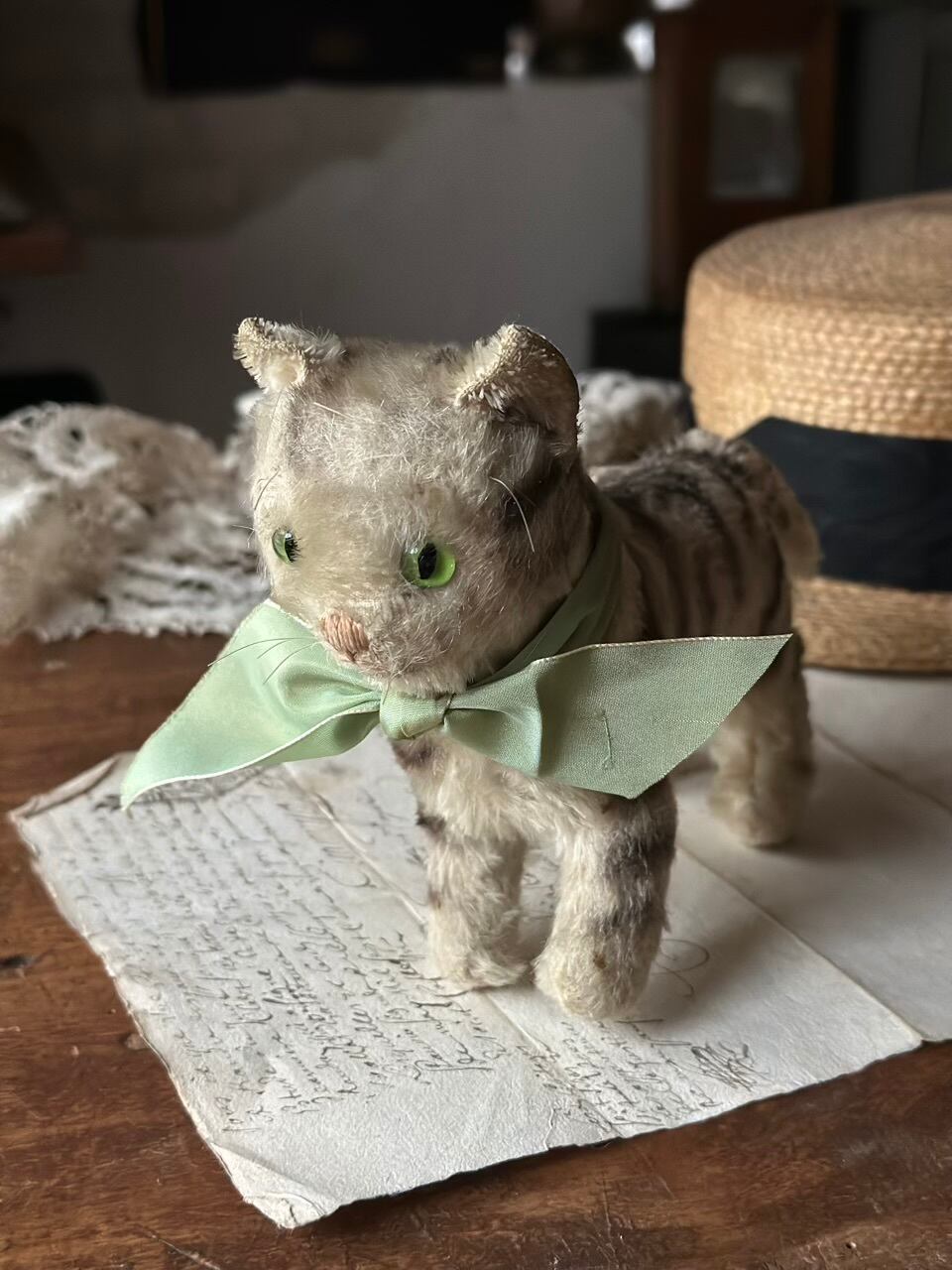 ねこのぬいぐるみ 薄いグリーンの目 リボン 猫 | Brocante de La