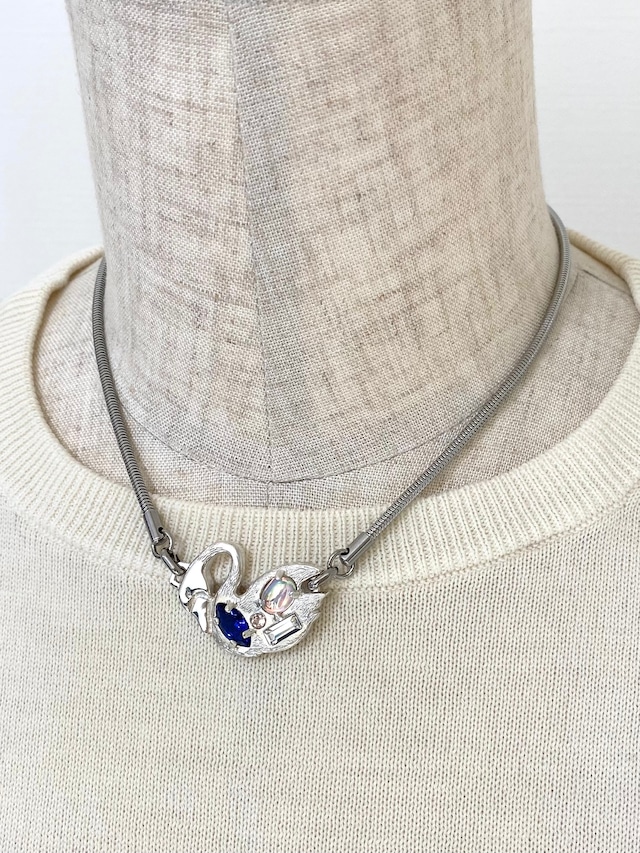 Lara necklace | swan | midnight blue