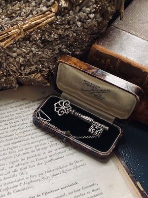 シルバーKeyブローチ