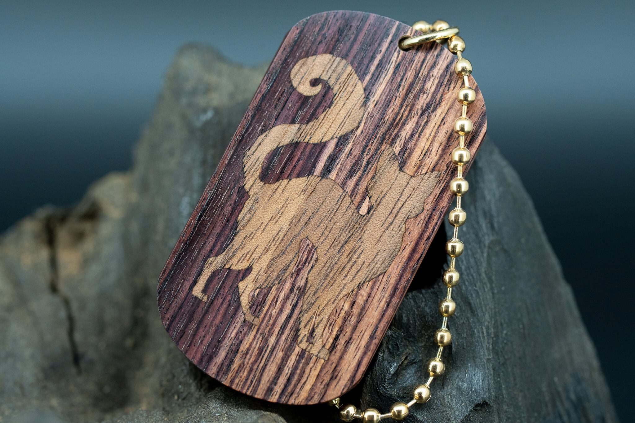 【王室御用達 】 キングウッド ドッグタグ 象嵌 探る視線