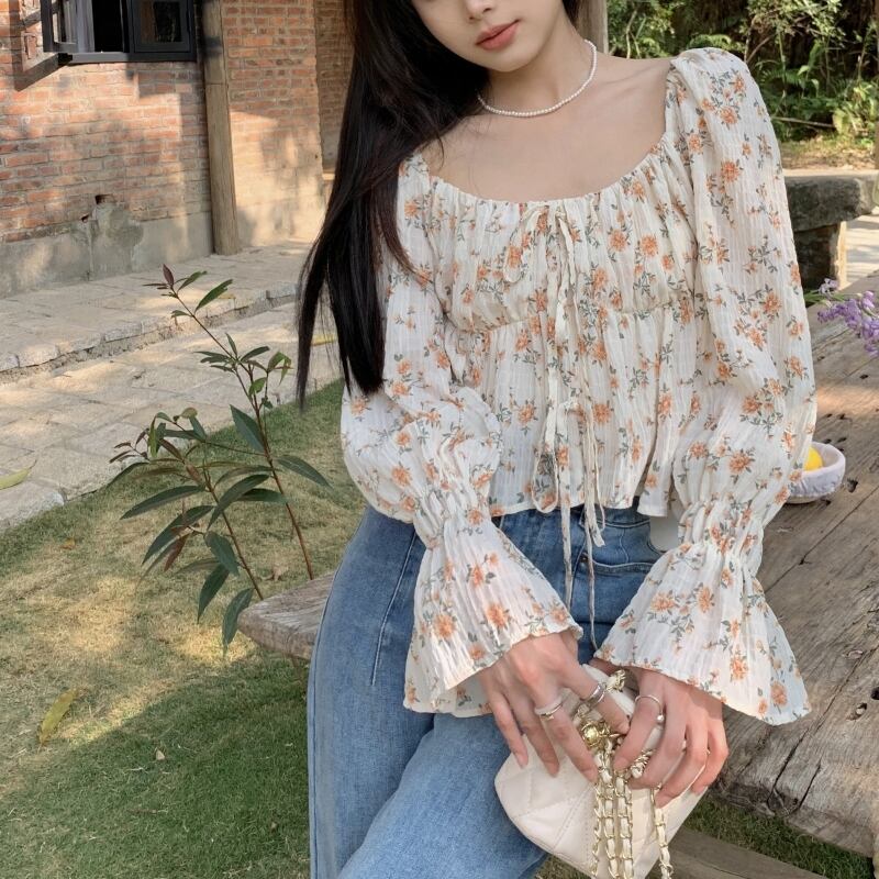 トップス レディース ブラウス 長袖 スクエアネック デコルテ キャンディースリーブ シフォン シワ加工 フリル かわいい 大人可愛い きれいめ シンプル カジュアル おしゃれ お洒落 おとな こなれ感 ラブリー キュート レトロ ロマンチック 存在感 花柄 フラワー 学生 通学 デート お出かけ 女子会 休日 散歩 カフェ巡り 街歩き お買い物 S M L オレンジアプリコット 春 夏 秋 10代 20代 30代 韓国 韓国系 着回し 普段使い 体型カバー トレンド 流行 インスタ映え 送料無料