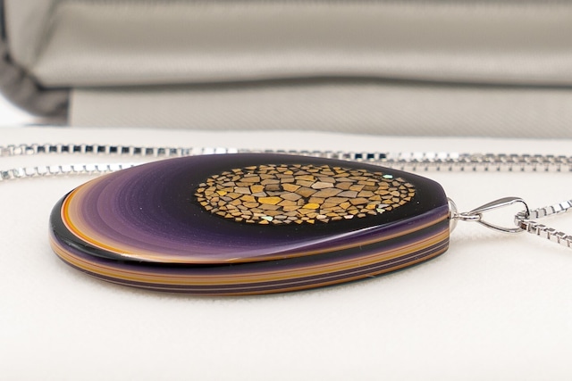 堆漆ペンダントNO2　 滴型・紫・螺鈿（金箔伏彩色）　　　　　　　　松本法子