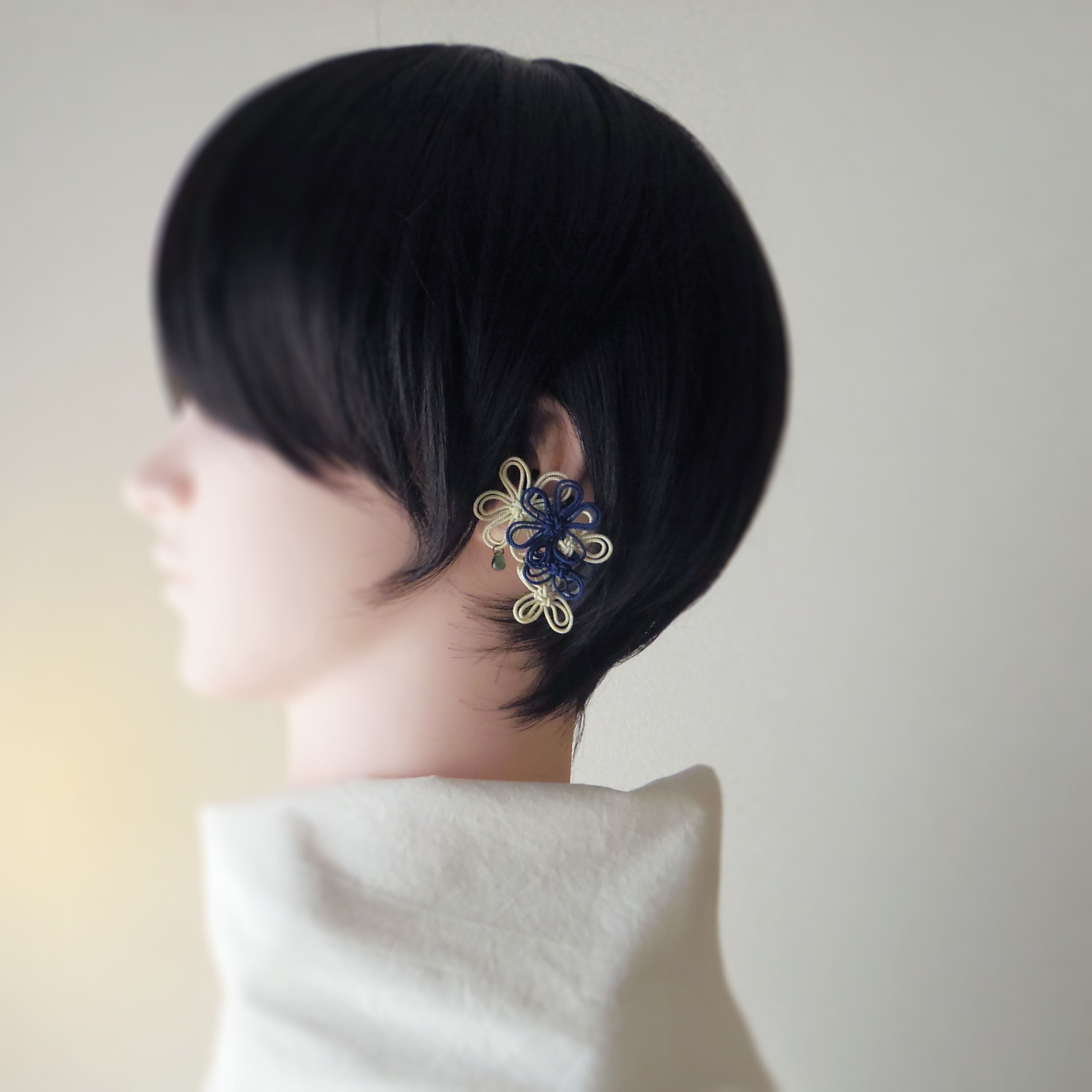 かたっぽイヤーカフ「するり明々」(濃青×アイボリー)