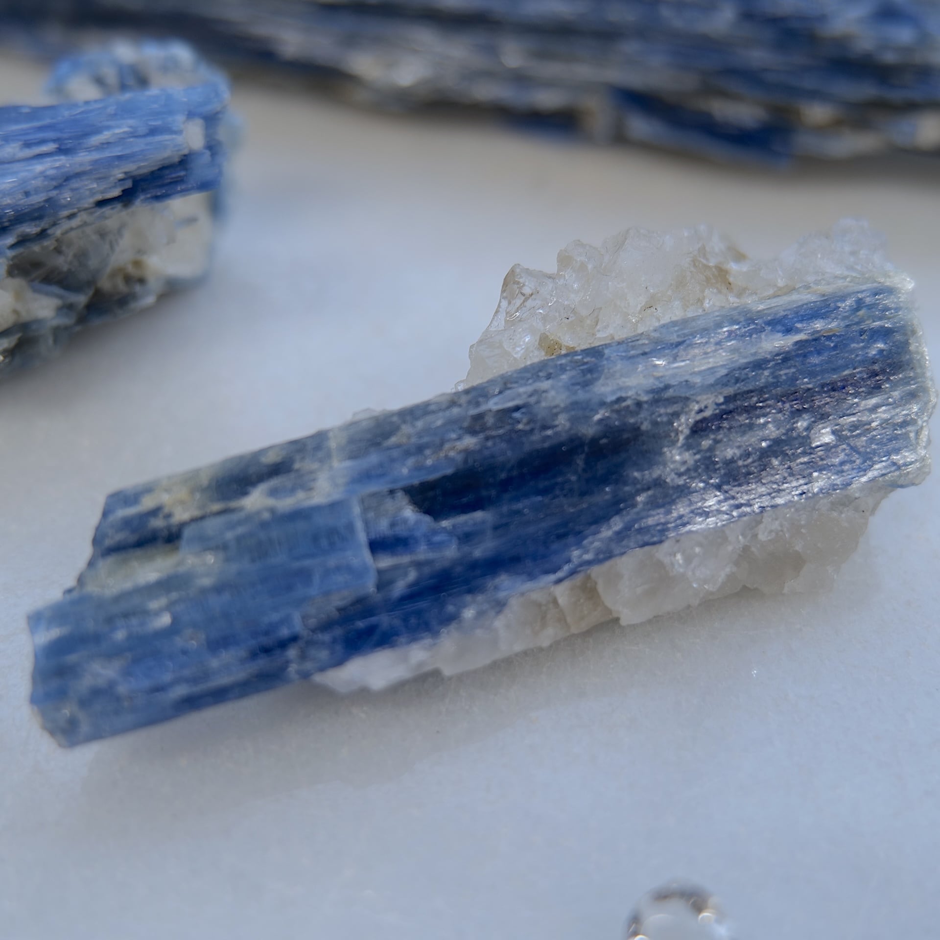 【真実を貫き、エネルギーを一瞬で整える青の剣】カイヤナイト クラスター（ワンド） M6_3