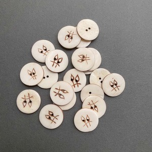 象形文字風模様のラウンドカウボーンボタン（23mm）