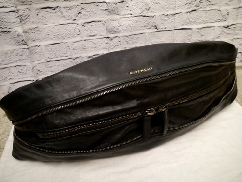 レア◆GIVENCHY ジバンシィ ロゴデザイン Wジップ メッセンジャー クロスボディ レザー ボディ バッグ 黒◆ 普段使いにも便利な希少サイズ