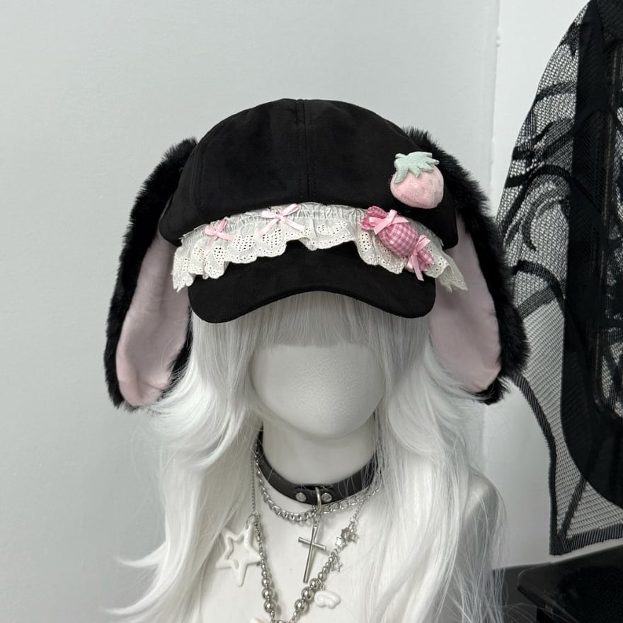 サブカル系ファッション｜うさ耳と苺モチーフが揺れる ファー付き
