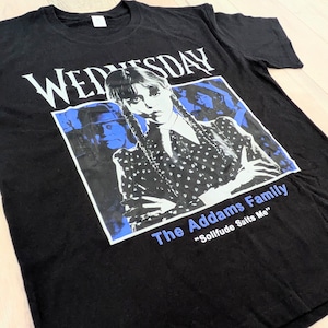 【 WEDNESDAY / ウェンズデー 】『Solifude Suits Me』Tシャツ / アダムス・ファミリー  〚アメリカン雑貨 アメトイ〛